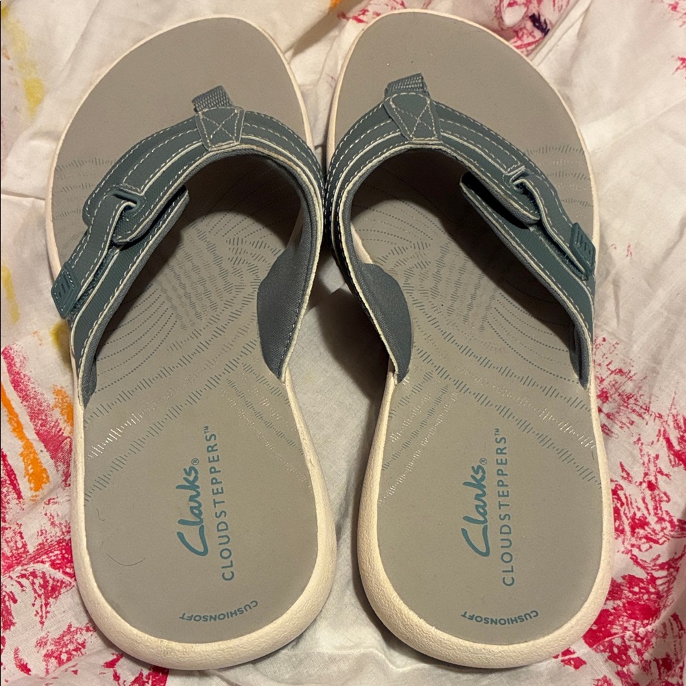 Clarks Cloudsteppers Gray and Blue Flip Flops